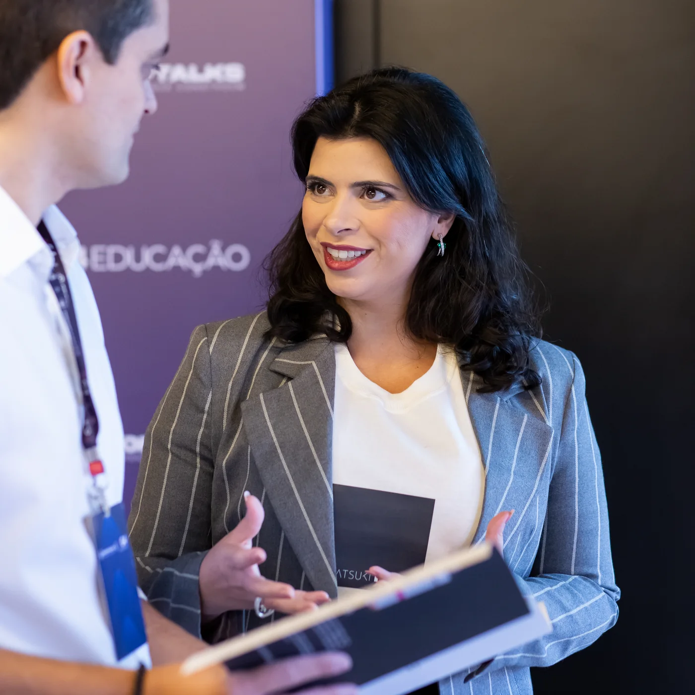 Ana Katsuki explica o material de implantação para um cliente